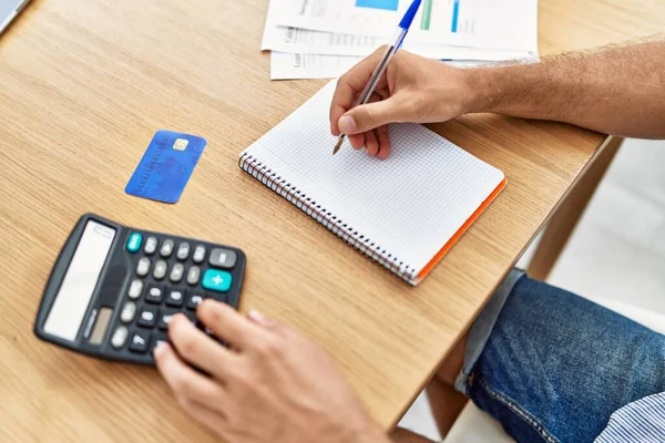 Mano Del Empresario Que Controla Economía Oficina —  Fotos de Stock