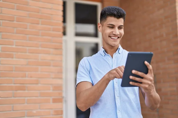 Jonge Spaanse Man Glimlacht Vol Vertrouwen Met Behulp Van Touchpad — Stockfoto