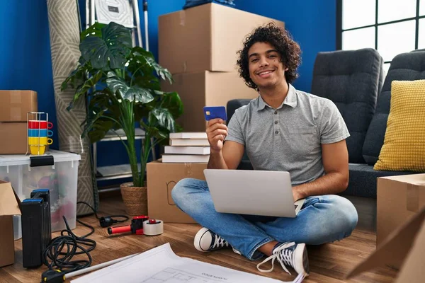 Jovem Hispânico Usando Laptop Cartão Crédito Sentado Chão Uma Nova — Fotografia de Stock