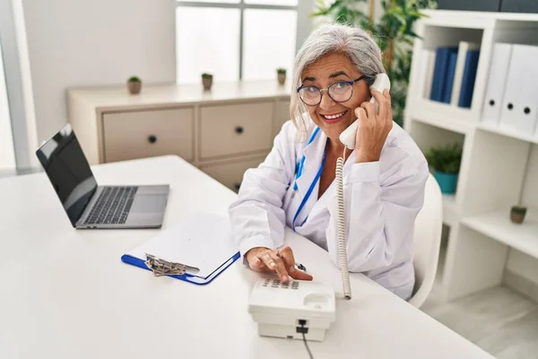 Žena Středního Věku Uniformě Lékaře Mluví Telefonu Klinice — Stock fotografie
