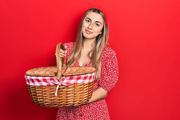 Krásná Hispánská Žena Držící Piknikový Proutěný Koš Uvolněná Vážným Výrazem — Stock fotografie