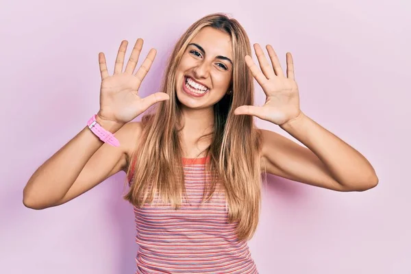 Belle Femme Hispanique Portant Shirt Décontracté Été Montrant Pointant Vers — Photo