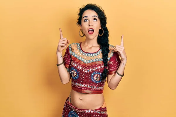 Young Woman Wearing Bindi Bollywood Clothing Amazed Surprised Looking Pointing — Fotografia de Stock