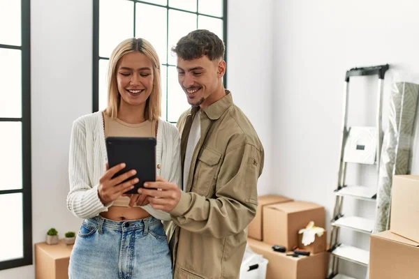 Junges Kaukasisches Paar Lächelt Glücklich Mit Touchpad Neuen Zuhause — Stockfoto