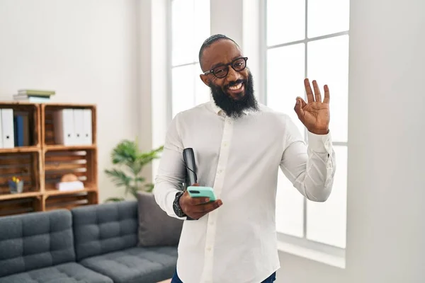 Africký Američan Pracující Terapeutické Ordinaci Pomocí Smartphonu Dělá Znamení Prsty — Stock fotografie