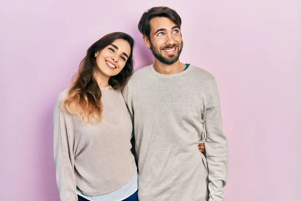 Junges Hispanisches Paar Lässiger Kleidung Lächelt Zur Seite Und Starrt — Stockfoto