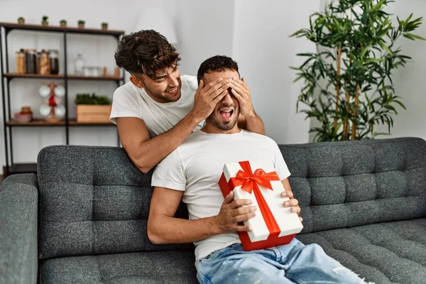 Dos Hombres Hispanos Sorprenden Con Regalos Manos Los Ojos Casa — Foto de Stock