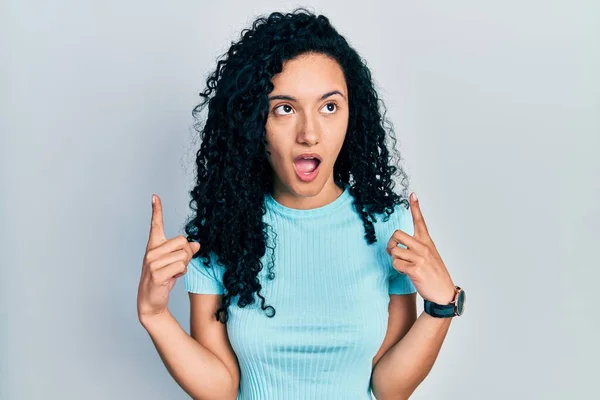 Young Hispanic Woman Curly Hair Wearing Casual Blue Shirt Amazed — 图库照片
