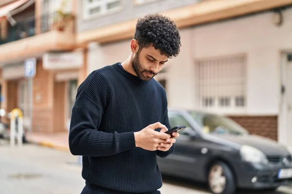 Sokakta Akıllı Telefon Kullanan Genç Bir Arap — Stok fotoğraf