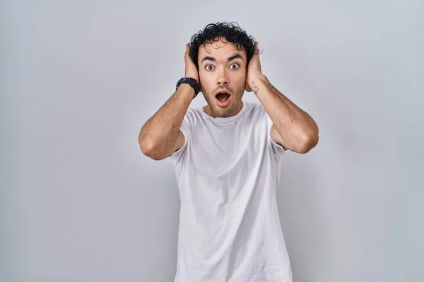 Hispanic Man Standing Isolated Background Crazy Scared Hands Head Afraid — Stockfoto