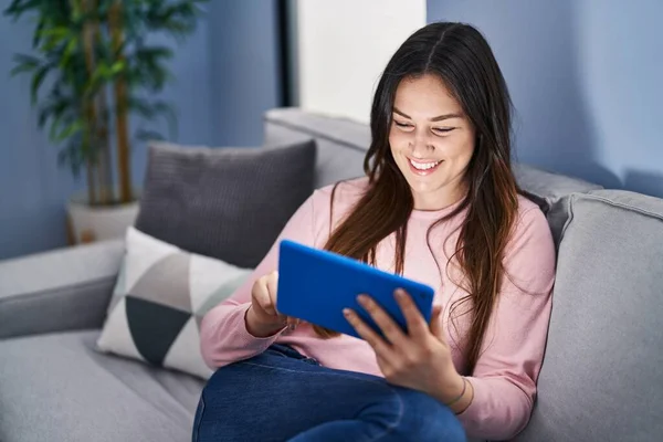 Jonge Vrouw Met Touchpad Zitten Bank Thuis — Stockfoto