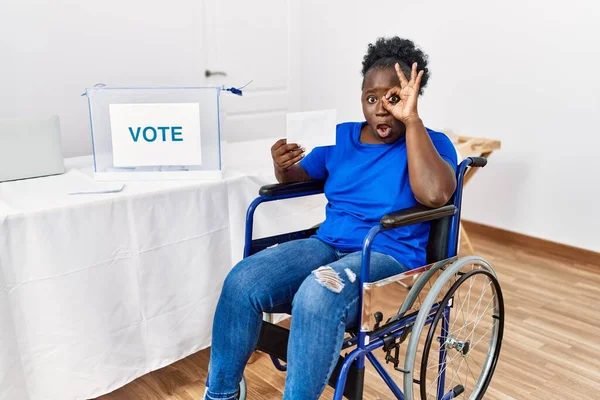 Młoda Afrykanka Siedząca Wózku Inwalidzkim Głosująca Owinięta Urnę Wyborczą Robiąca — Zdjęcie stockowe