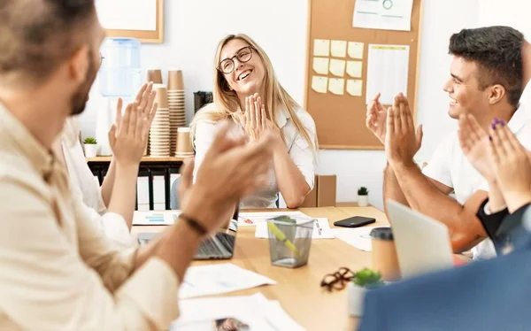 Ομάδα Νέων Επιχειρηματιών Που Χαμογελούν Και Χειροκροτούν Στο Γραφείο — Φωτογραφία Αρχείου