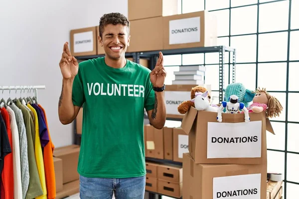 Joven Hombre Hispano Guapo Con Camiseta Voluntaria Las Donaciones Pie — Foto de Stock