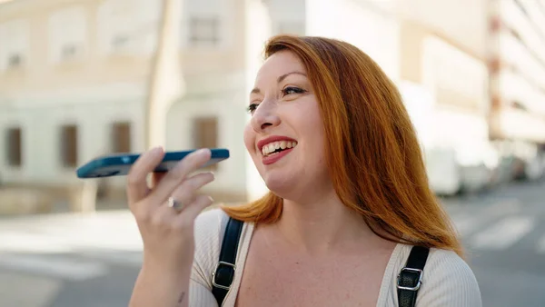 Jonge Roodharige Vrouw Glimlachen Zelfverzekerd Praten Smartphone Straat — Stockfoto