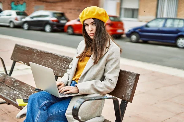 Joven Chica Hispana Con Expresión Seria Trabajando Usando Laptop Ciudad —  Fotos de Stock