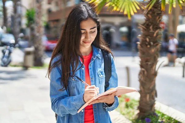 Ung Latinamerikansk Flicka Student Skriver Anteckningsbok Gatan — Stockfoto