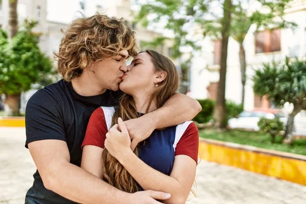 Jovem Casal Caucasiano Beijando Abraçando Cidade — Fotografia de Stock