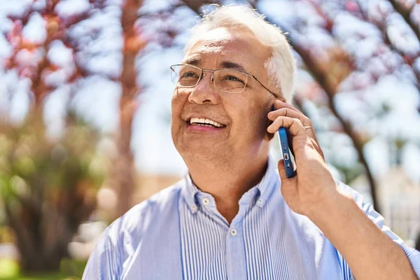 Hombre Mayor Sonriendo Confiado Hablando Smartphone Parque —  Fotos de Stock