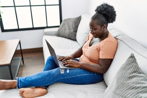 Young African American Woman Using Laptop Sitting Sofa Home — Stock fotografie