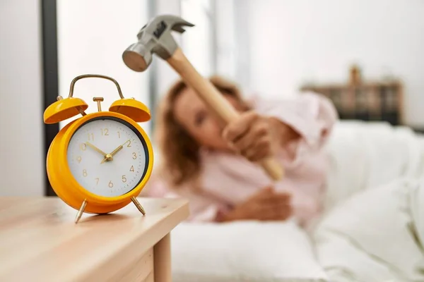 Mulher Caucasiana Meia Idade Desligando Despertador Usando Martelo Deitado Cama — Fotografia de Stock