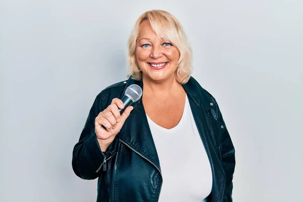 Middle Age Blonde Woman Singing Song Using Microphone Looking Positive — Stock fotografie