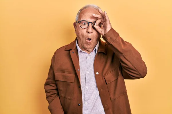 Senior Man Grey Hair Wearing Casual Jacket Glasses Doing Gesture — Stock fotografie