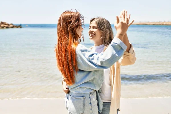 Δύο Νεαρές Λεσβίες Ερωτευμένες Στην Παραλία Όμορφες Γυναίκες Μαζί Χορεύουν — Φωτογραφία Αρχείου