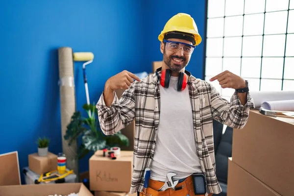 Young Hispanic Man Beard Working Home Renovation Looking Confident Smile — Stockfoto