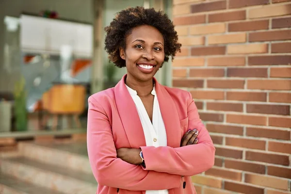 Hermosa Mujer Afroamericana Negocios Con Cabello Afro Sonriendo Feliz Seguro — Foto de Stock