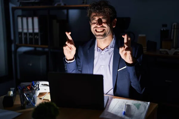Hispanic Ung Man Arbetar Kontoret Natten Gestikulerande Finger Korsade Leende — Stockfoto
