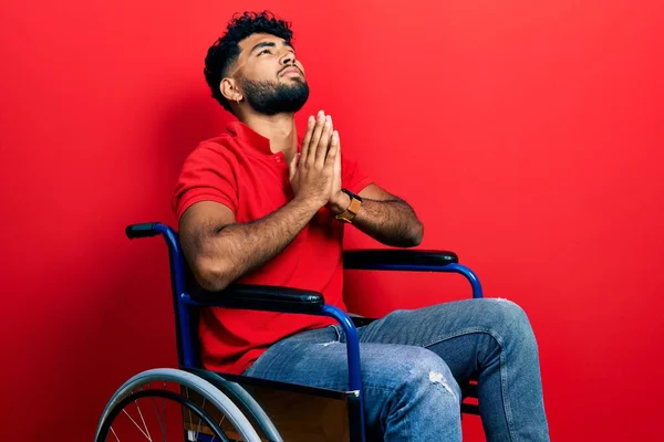 Арабський Чоловік Бородою Сидить Інвалідному Візку Благаючи Молячись Руками Надією — стокове фото