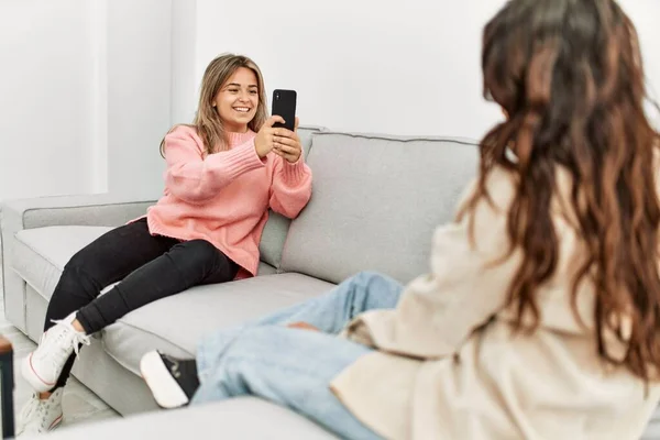 Mujer Joven Haciendo Una Foto Novia Usando Teléfono Inteligente Casa — Foto de Stock