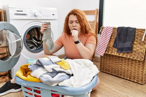 若い赤毛の女性は洗濯機に汚れた洗濯機感が悪く 風邪や気管支炎の症状として咳をする ヘルスケアの概念 — ストック写真