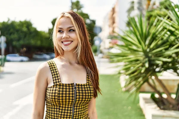 Young Caucasian Girl Smiling Happy Standing City — Stock Photo, Image