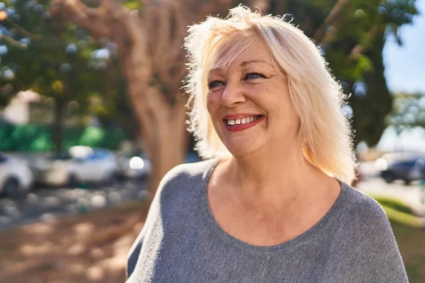Middle Age Blonde Woman Smiling Confident Standing Park — ストック写真