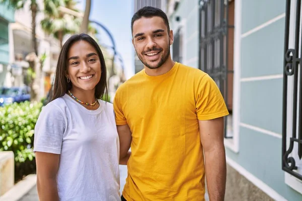 Genç Latin Çift Gülümsüyor Mutlu Sarılıyorlar Şehirde — Stok fotoğraf