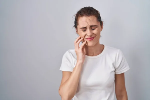 Beautiful Brunette Woman Standing Isolated Background Touching Mouth Hand Painful — Stock Photo, Image