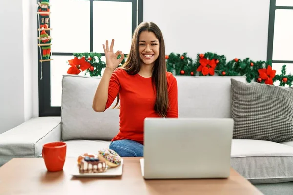 Jovem Morena Usando Laptop Sentado Sofá Natal Sorrindo Positivo Fazendo — Fotografia de Stock
