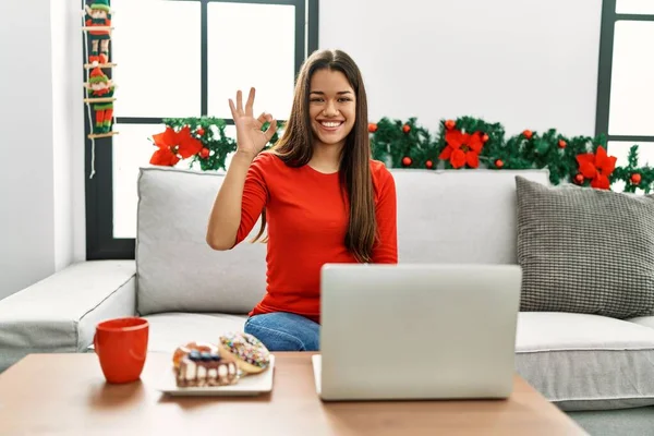 Wanita Berambut Cokelat Muda Menggunakan Laptop Duduk Sofa Pada Hari — Stok Foto