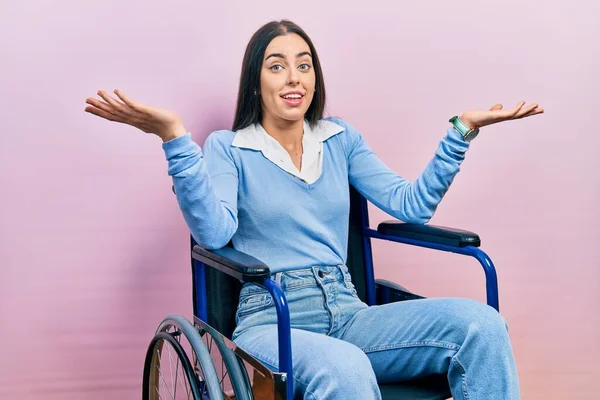 Schöne Frau Mit Blauen Augen Die Rollstuhl Sitzt Und Lächelnd — Stockfoto