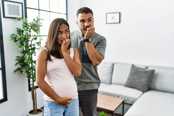 Młoda Międzyrasowa Para Spodziewająca Się Dziecka Dotykająca Brzucha Ciąży Wyglądająca — Zdjęcie stockowe