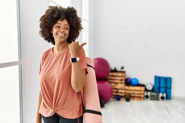 Mujer Afroamericana Con Pelo Afro Sosteniendo Esterilla Yoga Sala Pilates —  Fotos de Stock