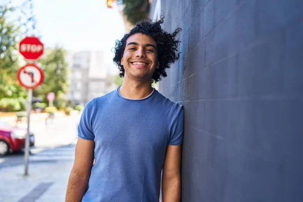 Joven Hombre Hispano Sonriendo Confiado Pie Calle —  Fotos de Stock