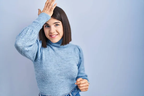 Junge Hispanische Frau Die Über Blauem Hintergrund Steht Überrascht Mit — Stockfoto