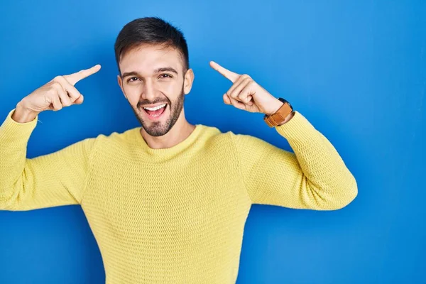 Hispanic Man Standing Blue Background Smiling Pointing Head Both Hands — Stok fotoğraf