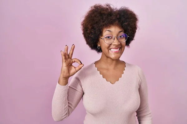 아프리카 미국인 분홍색 긍정적으로 웃으며 손가락으로 괜찮은 사인을 있습니다 성공적 — 스톡 사진