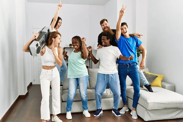 Gruppe Junger Freunde Lächelt Glücklich Und Tanzt Hause — Stockfoto