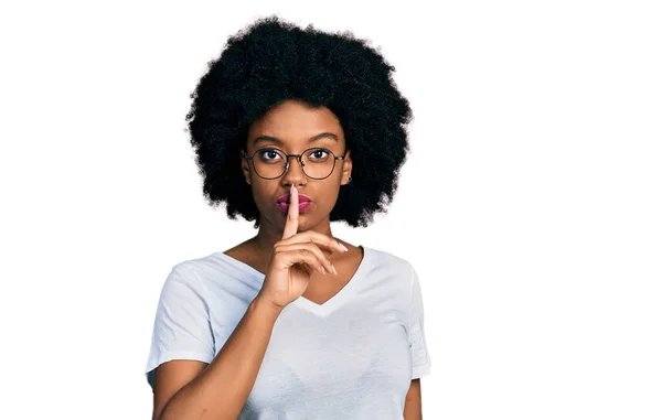 Joven Mujer Afroamericana Con Camiseta Blanca Casual Pidiendo Estar Callada —  Fotos de Stock