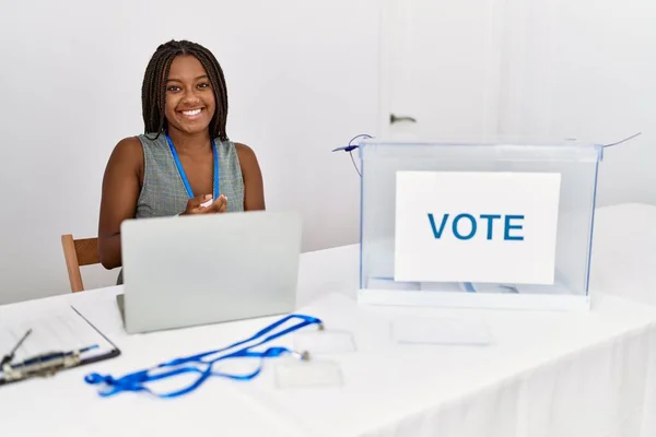 Mujer Afroamericana Joven Que Trabaja Las Elecciones Políticas Sentada Por —  Fotos de Stock